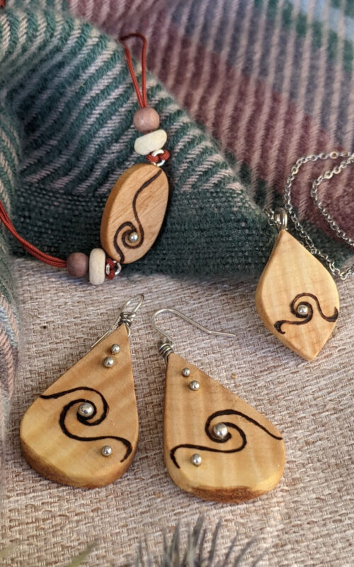Boucles d'oreilles, bracelet et collier en bois clair et pyrogravé