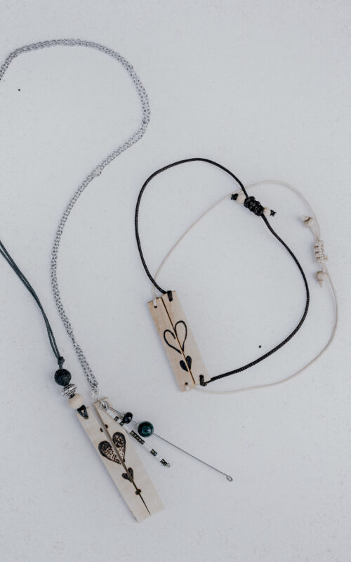 bijoux pour couple, bracelet ou collier avec une pyrogravure en fore de coeur