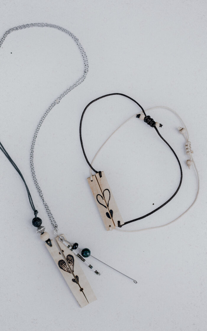 bijoux pour couple, bracelet ou collier avec une pyrogravure en fore de coeur