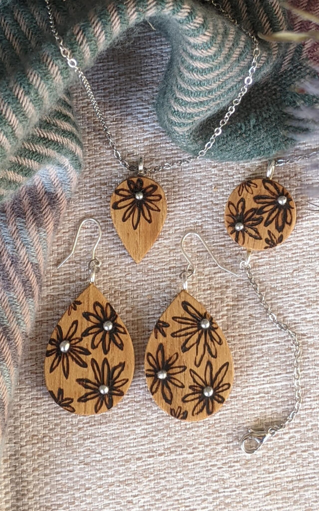 bijoux en bois avec pyrogravure fleurie