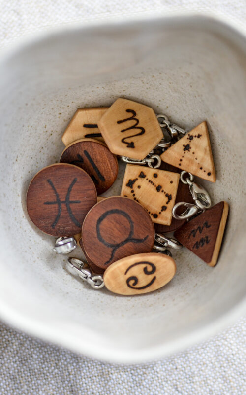 pendentifs en bois pyrogravé avec les symbole astrologique