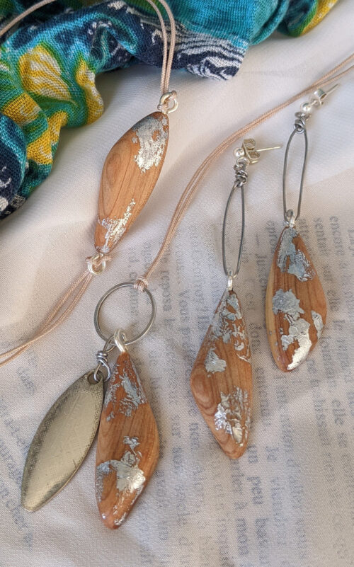 Bijoux en bois et métallique fait artisanalement, brillant et inspiré de la mer