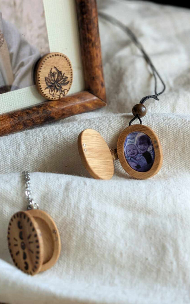 médaillon mémoriel en bois fait main, pyrogravé