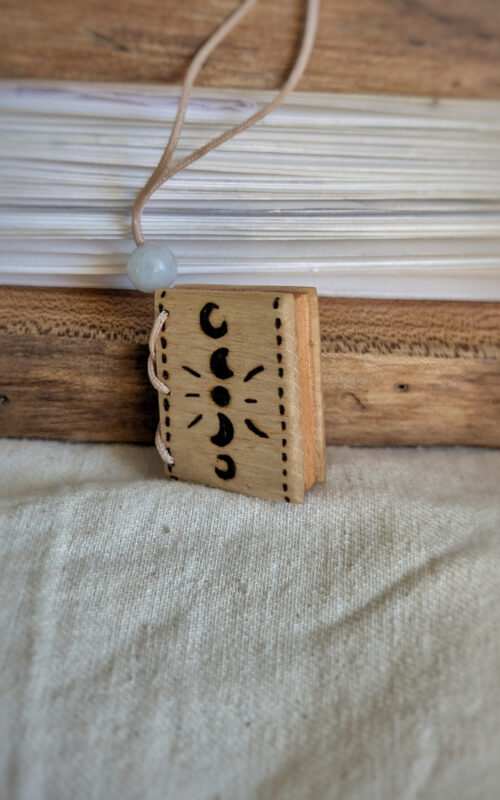 Médaillon en forme de livre en bois clair à personnaliser par une pyrogravure