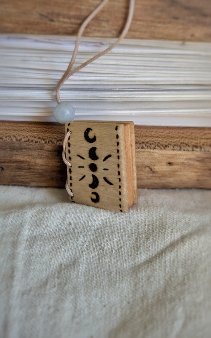 Médaillon en forme de livre en bois clair à personnaliser par une pyrogravure