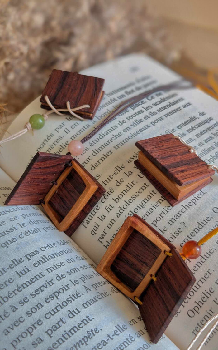 quatre bijoux carnets en bois pour placer à l'intérieur une photo ou autre objet sentimental
