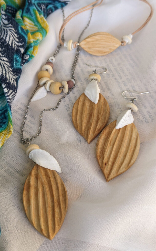 Bijoux en bois sculpté et coquillage, fait artisanalement et inspiré de la mer