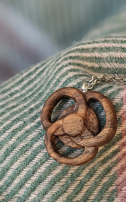 pendentif en bois sculpté fait main