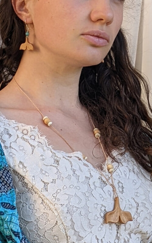 Bijoux en bois sculpté en queue de baleine fait artisanalement et inspiré de la mer