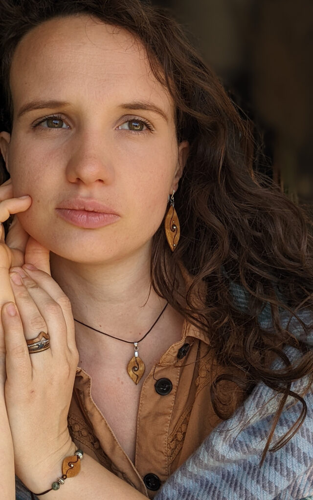 Femme portant des bijoux en bois inspiré du Bouclier de Freyja