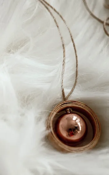 Bijoux de maternité, pour femme enceinte, bola de grossesse en bois artisanal. ventre rond