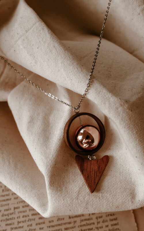 Bijoux de maternité, pour femme enceinte, bola de grossesse en bois artisanal. ventre rond