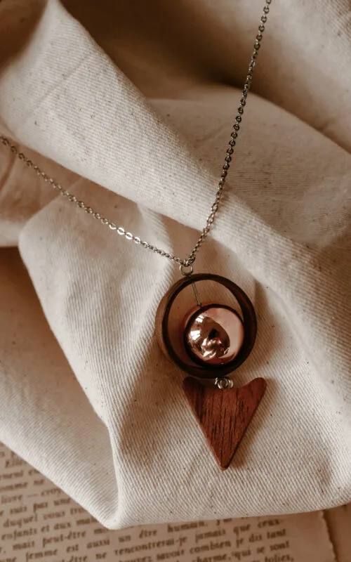Bijoux de maternité, pour femme enceinte, bola de grossesse en bois artisanal. ventre rond