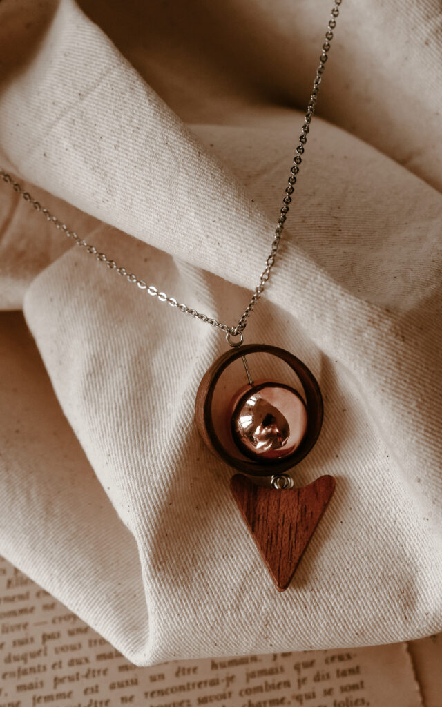 Bijoux de maternité, pour femme enceinte, bola de grossesse en bois artisanal. ventre rond