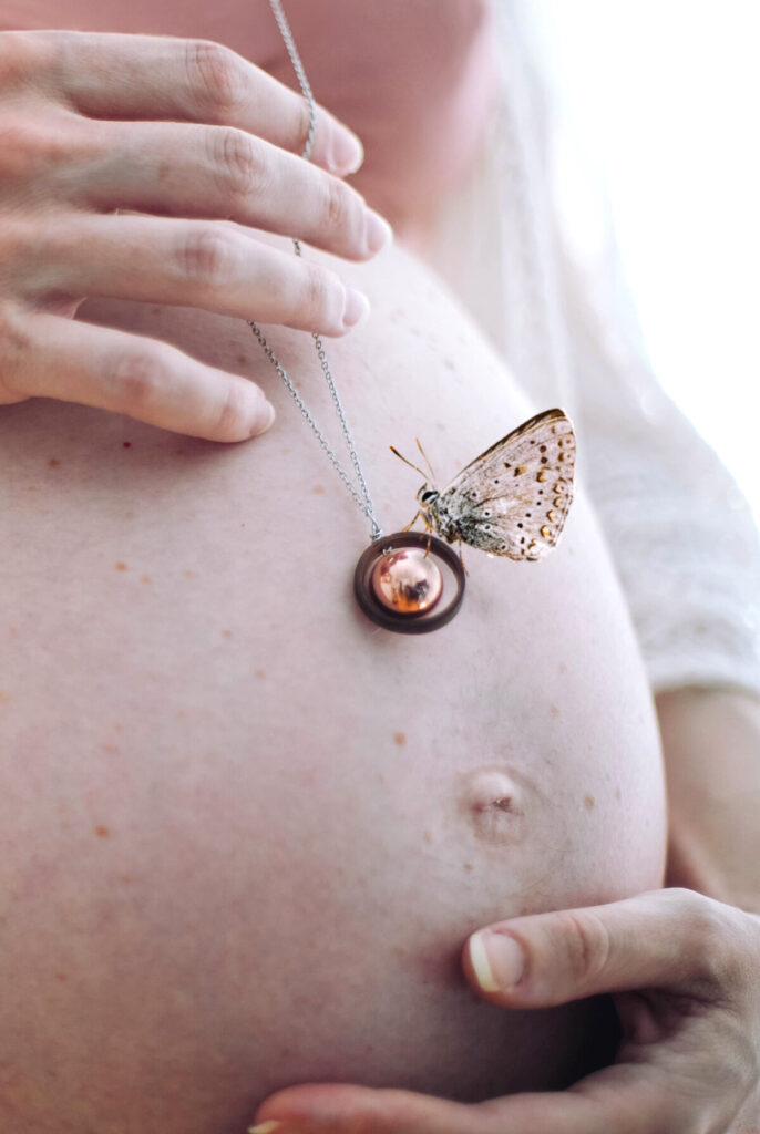 Bijoux de maternité, pour femme enceinte, bola de grossesse en bois artisanal. ventre rond