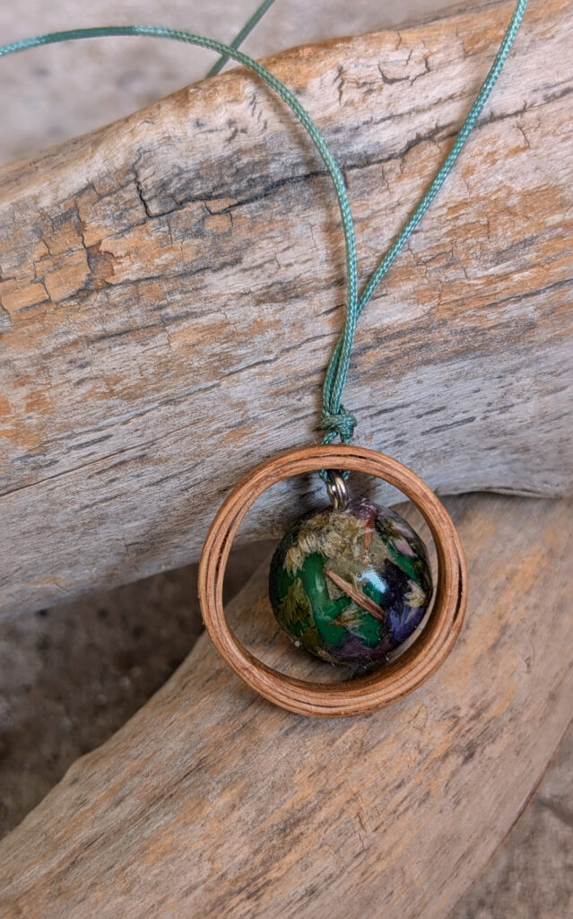 Bijoux de maternité, pour femme enceinte, bola de grossesse en bois artisanal. ventre rond