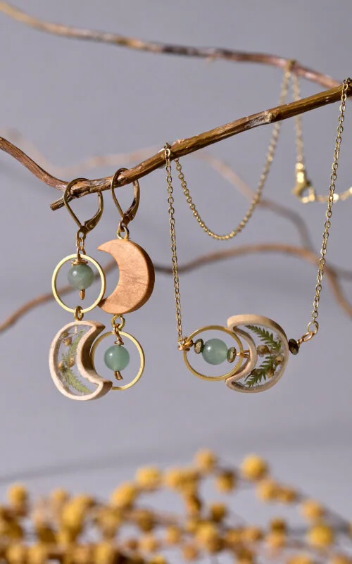 parure lune végétale en bois, résine et agate verte