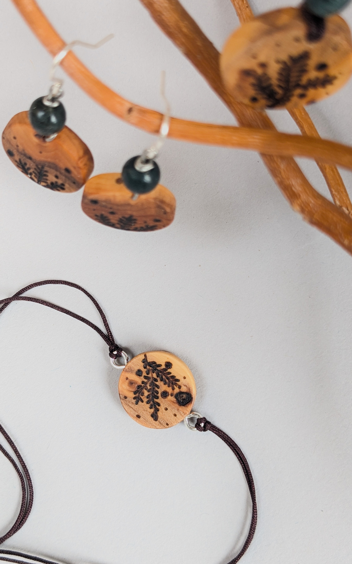 Bijoux en bois d'if, arbre de naissance